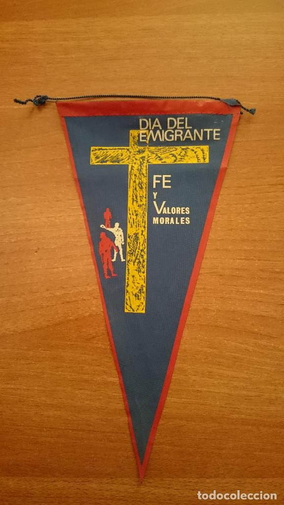 Bandierine di collezione: BANDER&Iacute;N TELA D&Iacute;A DEL EMIGRANTE FE Y VALORES MORALES A&Ntilde;OS 60