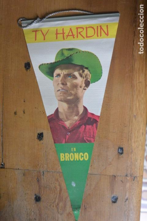 Bandierine di collezione: BANDERIN TY HARDIN EN BRONCO. ED MANDOLINA1209. 1964
