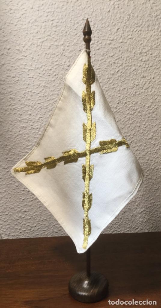 Banderines de colecci&oacute;n: Bander&iacute;n de sobremesa con Aspa en dorado. Carlismo