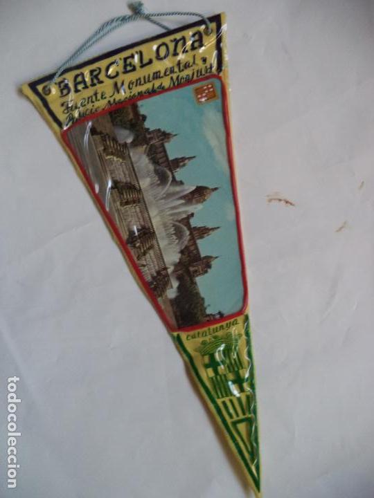 Sammlung von Wimpeln: BARCELONA  FUENTE MONUMENTAL Y PALACIO NACIONAL DE MONJUIT PLASTIFICADO 30 CM