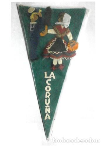 Banderines de colecci&oacute;n: BANDERIN LA CORU&Ntilde;A, RELIEVE EN TELA, SOBRE 1960 - BANDERIN-199