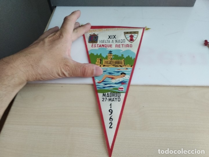 Sammlung von Wimpeln: ANTIGUO BANDERIN DE TELA REAL MADRID VUELTA A NADO RETIRO