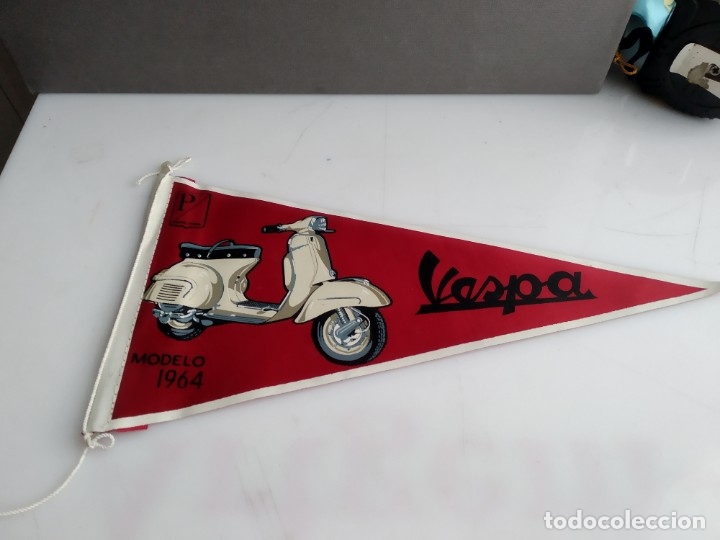Sammlung von Wimpeln: ANTIGUO BANDERIN DE TELA DE LA MOTO MITICA VESPA MODELO 1964