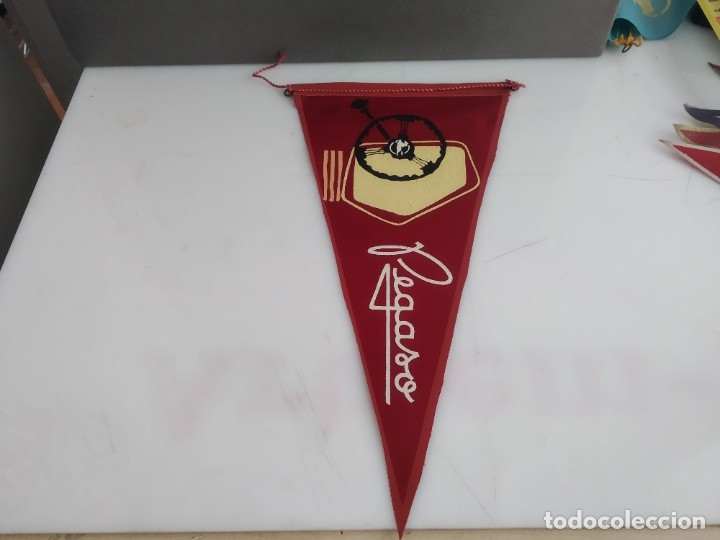 Sammlung von Wimpeln: ANTIGUO BANDERIN DE TELA PEGASO
