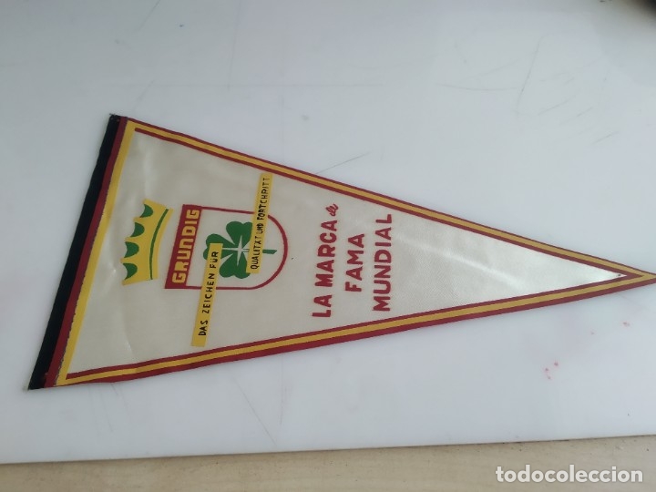 Bandierine di collezione: ANTIGUO BANDERIN DE TELA GRUNDIG