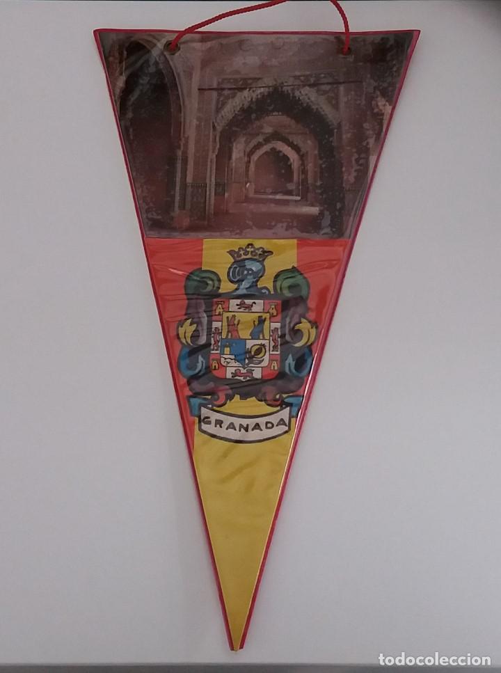 Banderines de colecci&oacute;n: Banderin de la Alhambra de Granada. Sala de los Reyes. A&ntilde;os 70 con funda de pl&aacute;stico.
