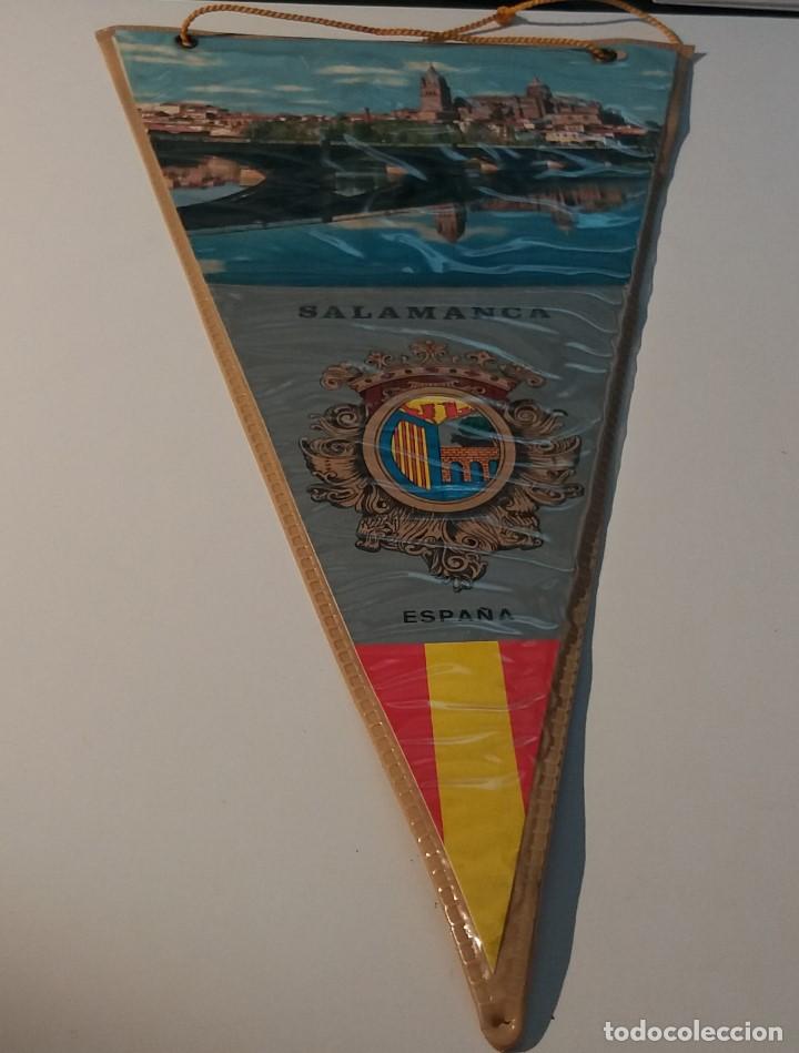 Banderines de colecci&oacute;n: Banderin Salamanca. Escudo y vista del rio y ciudad. Plastificado. A&ntilde;os 70