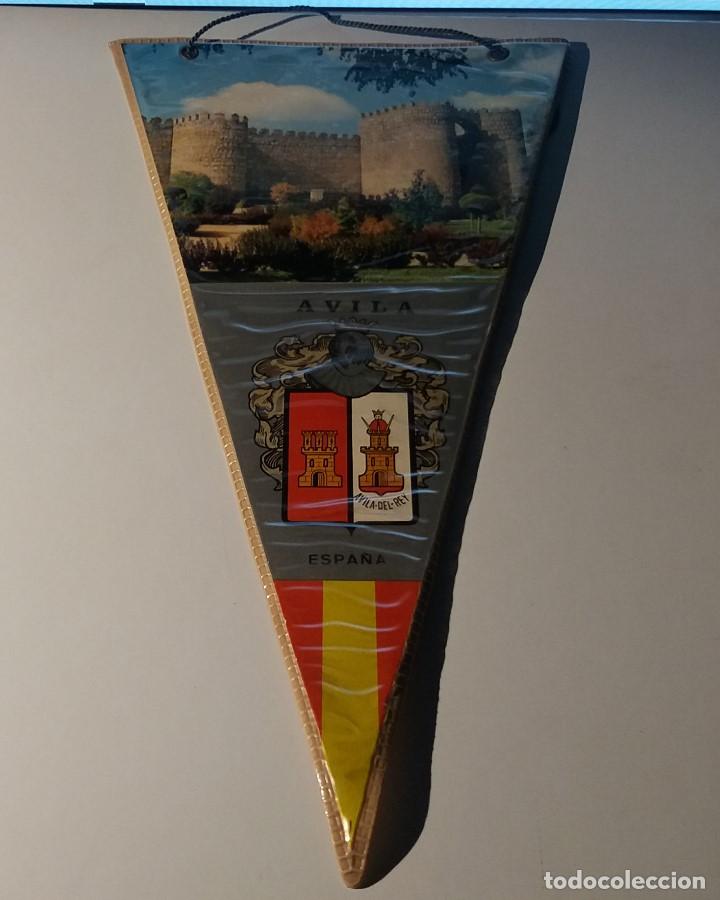 Banderines de colecci&oacute;n: Banderin &Aacute;vila. Escudo y vista de las murallas. Plastificado. A&ntilde;os 70