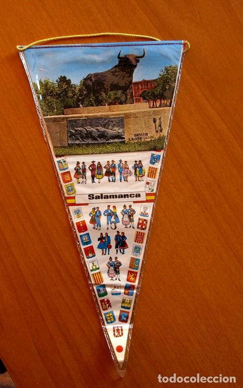 Banderines de colecci&oacute;n: Banderin a&ntilde;os 60 - Salamanca - Escultura del Toro del Escultor G. S&aacute;nchez Calzada - Plastificado
