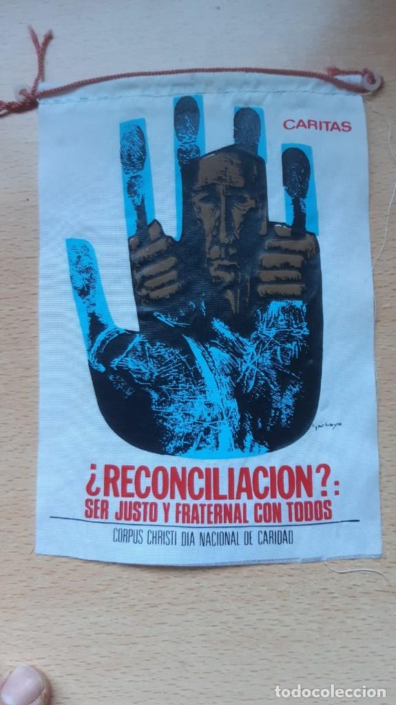 Sammlung von Wimpeln: BANDERIN CORPUS CHRISTI DIA NACIONAL DE LA CARIDAD CARITAS &iquest;RECONCILIACION?