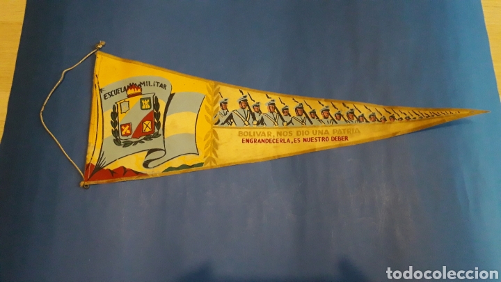 Fanions de collection: Bander&iacute;n tela Escuela Militar Argentina, Bolivar nos di&oacute; una Patria....original a&ntilde;os 50.