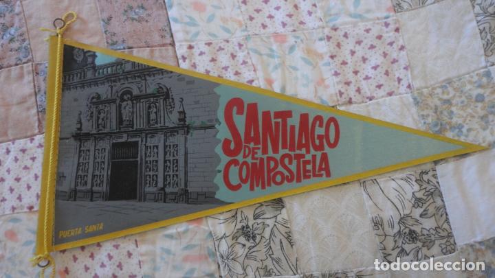 Fanions de collection: ANTIGUO BANDERIN.SANTIAGO DE COMPOSTELA.PUERTA SANTA.A&Ntilde;OS 60