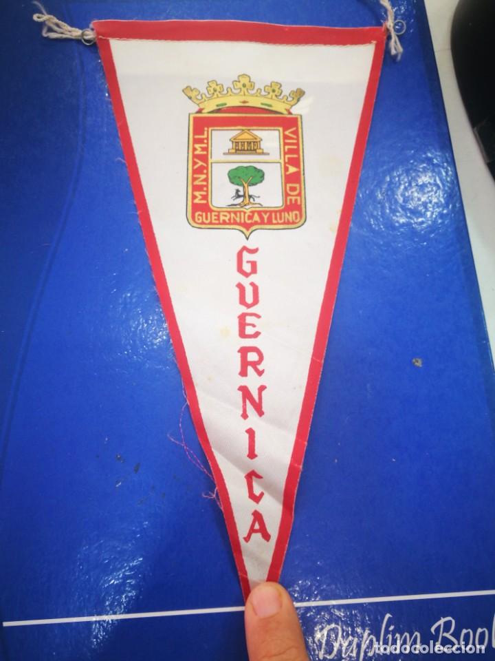Sammlung von Wimpeln: Bander&iacute;n GUERNICA y LUNO M.N.Y M.L. Villa de Guernica y Luno