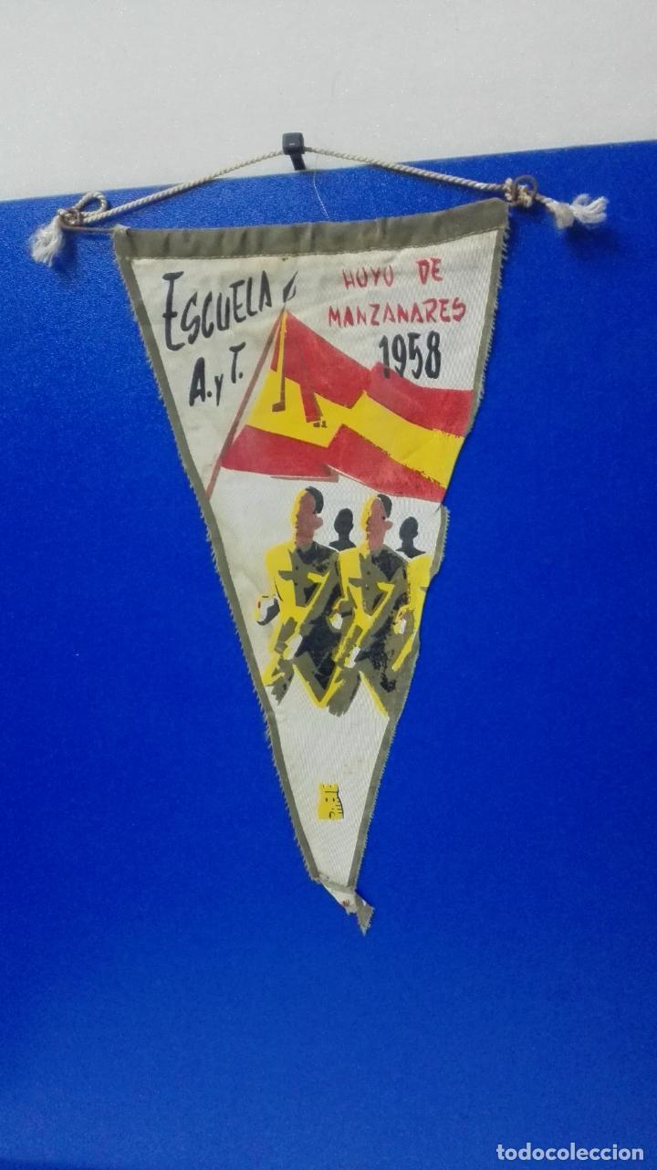Banderines de colecci&oacute;n: ANTIGUO BANDERIN TELA ESCUELA DE A Y T HOYO DE MANZANARES 1958