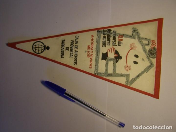 Fanions de collection: Bander&iacute;n dia universal del ahorro. A&ntilde;os 60.