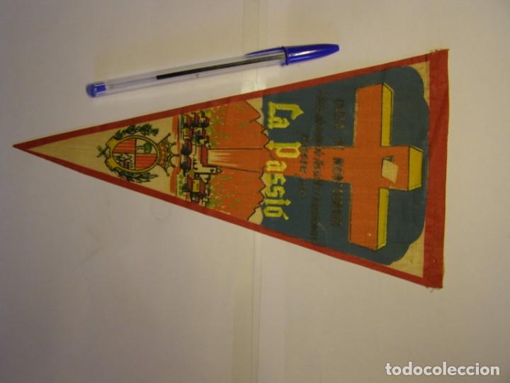 Fanions de collection: Bander&iacute;n de Olesa de Montserrat, la Pasi&oacute;n. A&ntilde;os 60.
