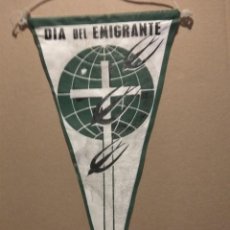 Banderines de colección: BANDERIN DIA DEL EMIGRANTE, AÑOS 60