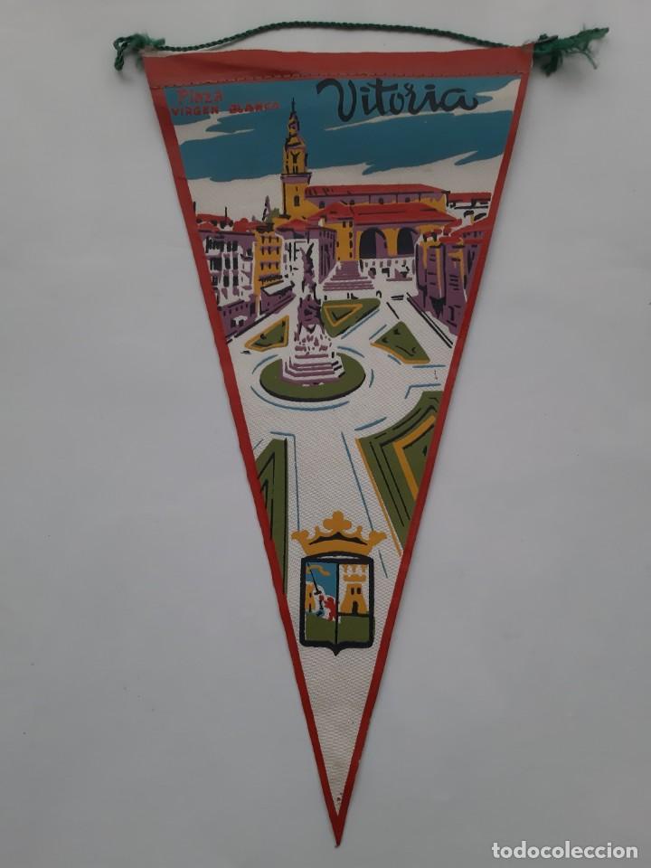 Bandierine di collezione: ANTIGUO BANDERIN DE TELA VITORIA PLAZA VIRGEN BLANCA TURISMO