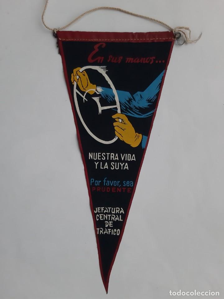 Bandierine di collezione: ANTIGUO BANDERIN TELA JEFATURA CENTRAL TRAFICO 6 MAYO 1961 DIA INTERNACIONAL SIN ACCIDENTES PUBLICID