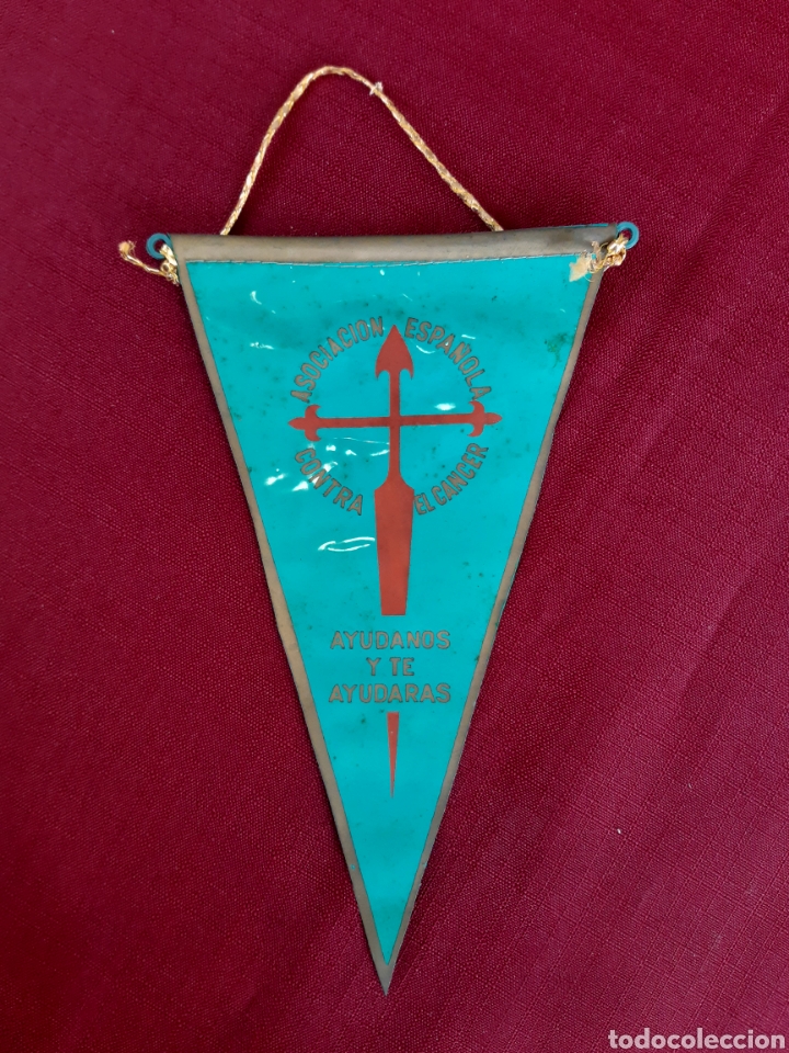 Bandierine di collezione: Banderin pl&aacute;stico Asociacion espa&ntilde;ola contra el cancer. AYUDANOS Y TE AYUDAR&Aacute;S, a&ntilde;os 60. 12x21x21cm