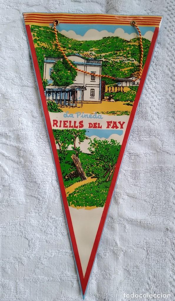 Sammlung von Wimpeln: BANDERIN. LA PINEDA RIELLS DEL FAY. PLASTIFICADO. A&Ntilde;OS 60. MUY BUEN ESTADO