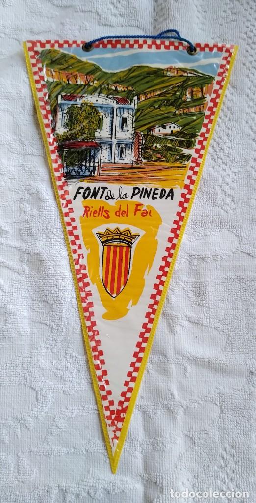 Sammlung von Wimpeln: BANDERIN. FONT DE LA PINEDA. RIELLS DEL FAY. PLASTIFICADO. A&Ntilde;OS 60. MUY BUEN ESTADO