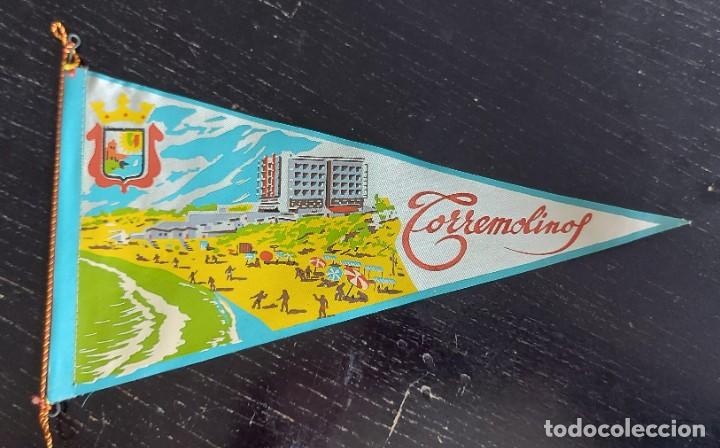 Fanions de collection: ANTIGUO BANDERIN DE TORREMOLINOS - MALAGA - EN PERFECTO ESTADO - 26 CM DE LARGO - MODELO RARO -