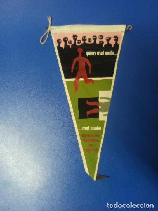 Sammlung von Wimpeln: ANTIGUO BANDERIN TELA - JEFATURA CENTRAL DE TRAFICO - QUIEN MAL ANDA ... MAL ACABA