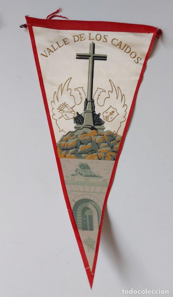 Fanions de collection: ANTIGUO BANDERIN VALLE DE LOS CAIDOS - EXCLUSIVO DE PATRIMONIO NACIONAL - 28 CM DE ALTO - A&Ntilde;OS 60 -