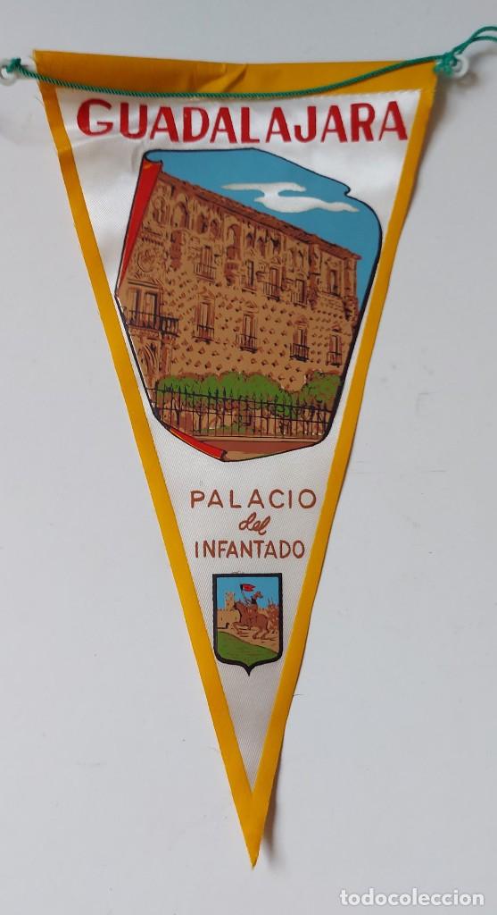 Fanions de collection: ANTIGUO BANDERIN DE GUADALAJARA PALACIO DEL INFANTADO - 26 CM DE ALTO - A&Ntilde;OS 60 - EN BUEN ESTADO -