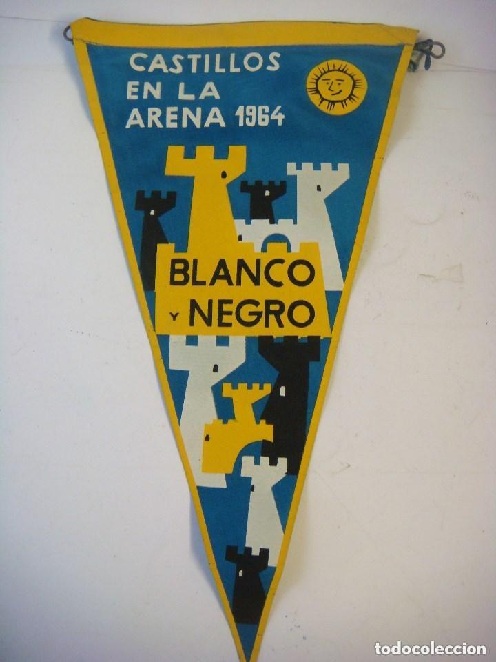 Collection pennants: BANDERIN DEC LOS A&Ntilde;OS 60 CASTILLOS EN LA ARENA 1964 BLANCO Y NEGRO (&)