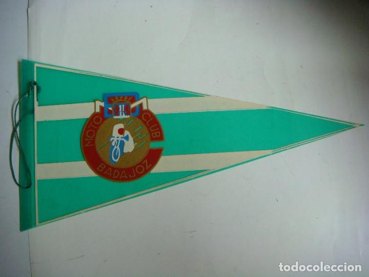 Galhardetes de cole&ccedil;&atilde;o: BANDERIN EN PLASTICO A&Ntilde;OS 60-MOTO CLUB BADAJOZ