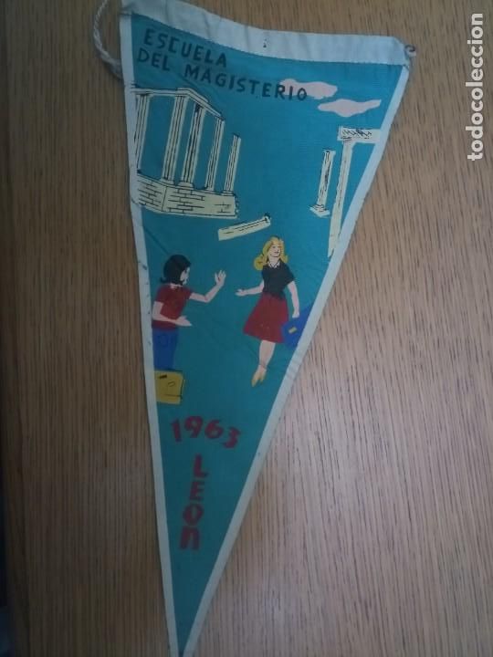 Bandierine di collezione: Muy antiguo y raro bander&iacute;n escuela magisterio 1963 Le&oacute;n