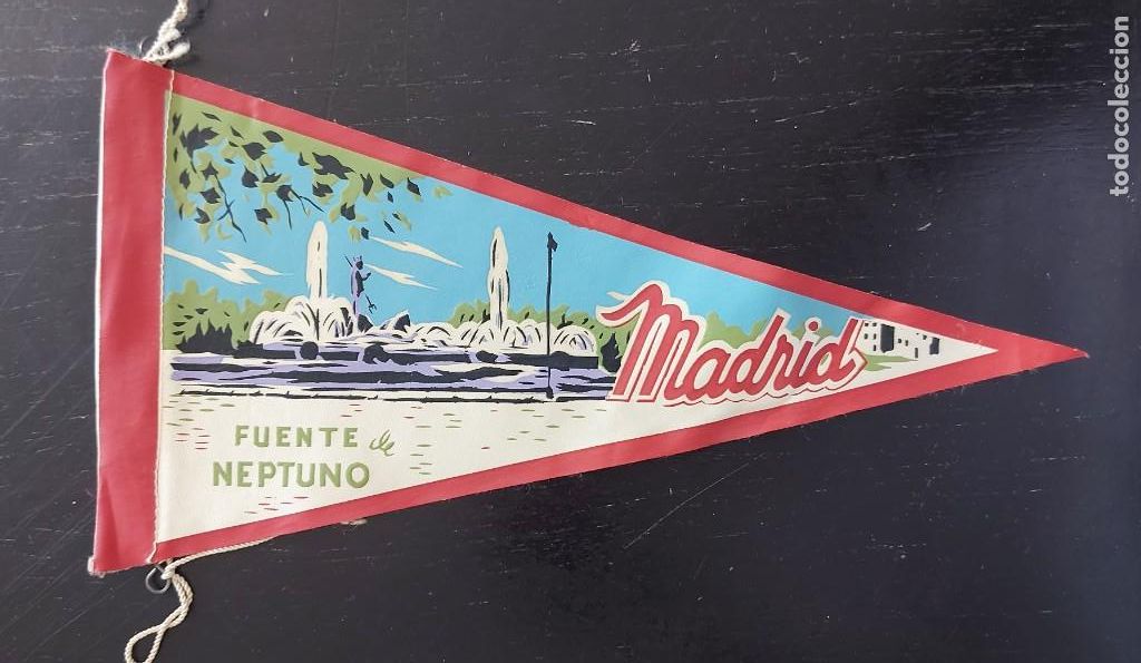 Bandierine di collezione: ANTIGUO BANDERIN DE MADRID FUENTE DE NEPTUNO - A&Ntilde;OS 60 - MUY RARO Y DIFICIL - 27 CM - EN BUEN ESTADO