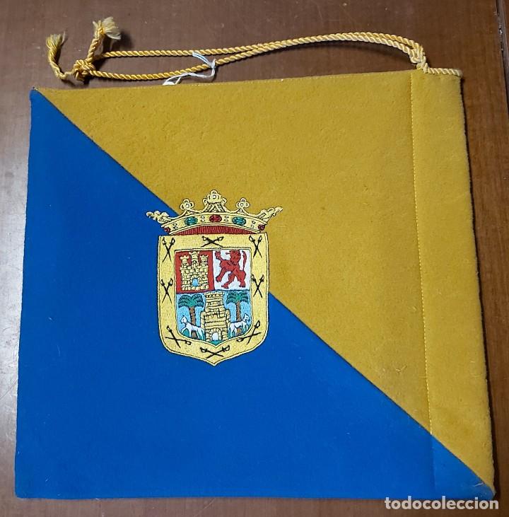 Banderines de colecci&oacute;n: Banderin de coche (bordadas las dos caras) 31 x 30 cm