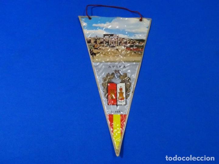 Collection pennants: ANTIGUO BANDER&Iacute;N &Aacute;VILA.