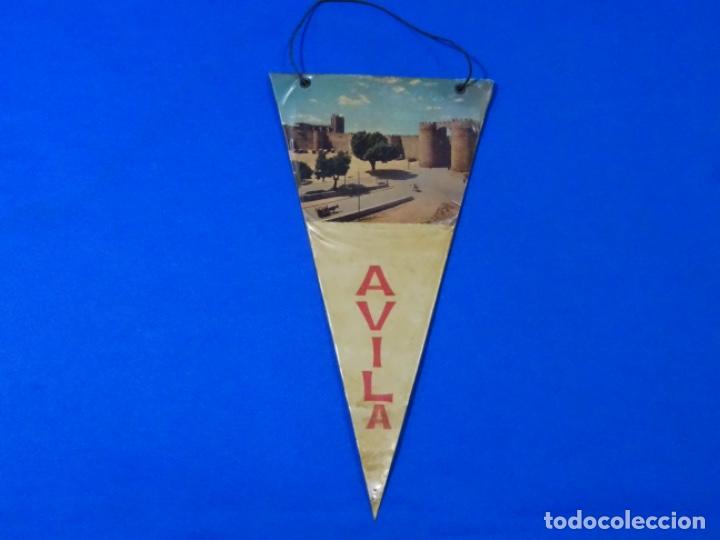 Collection pennants: ANTIGUO BANDER&Iacute;N &Aacute;VILA.