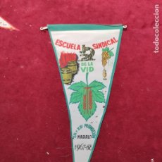 Banderines de colección: BANDERIN ESCUELA SINDICAL DE LA VID 1967 68 MADRID. Lote 341185338
