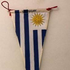 Banderines de colección: BANDERÍN CON LA BANDERA DE URUGUAY - AÑOS 60. Lote 355963570
