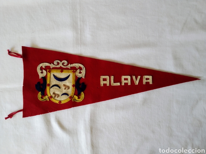 Fanions de collection: ANTIGUO BANDERIN DE FIELTRO DE ALAVA 48.50 cm.