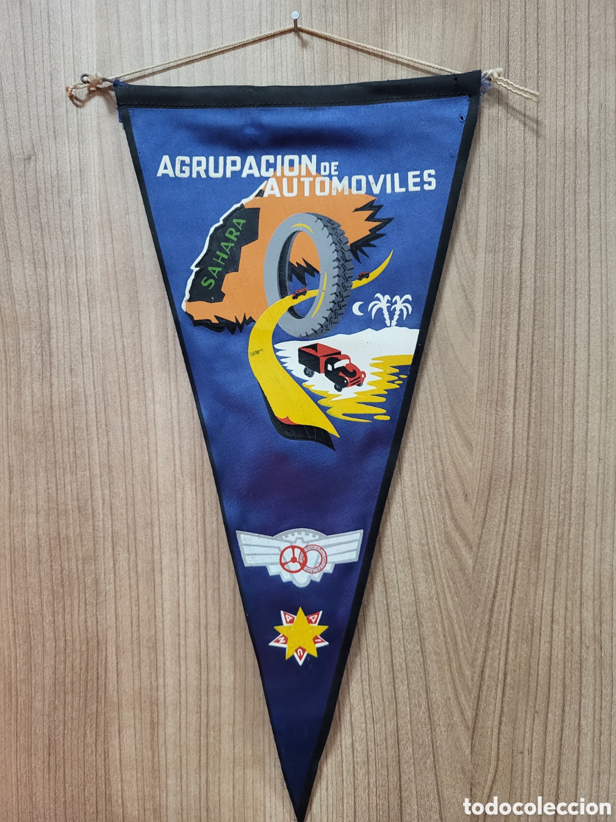 Galhardetes de cole&ccedil;&atilde;o: ANTIGUO BANDERIN AGRUPACION DE AUTOMOVILES - AAIUN - SAHARA - MIDE 37 CMS APROX.