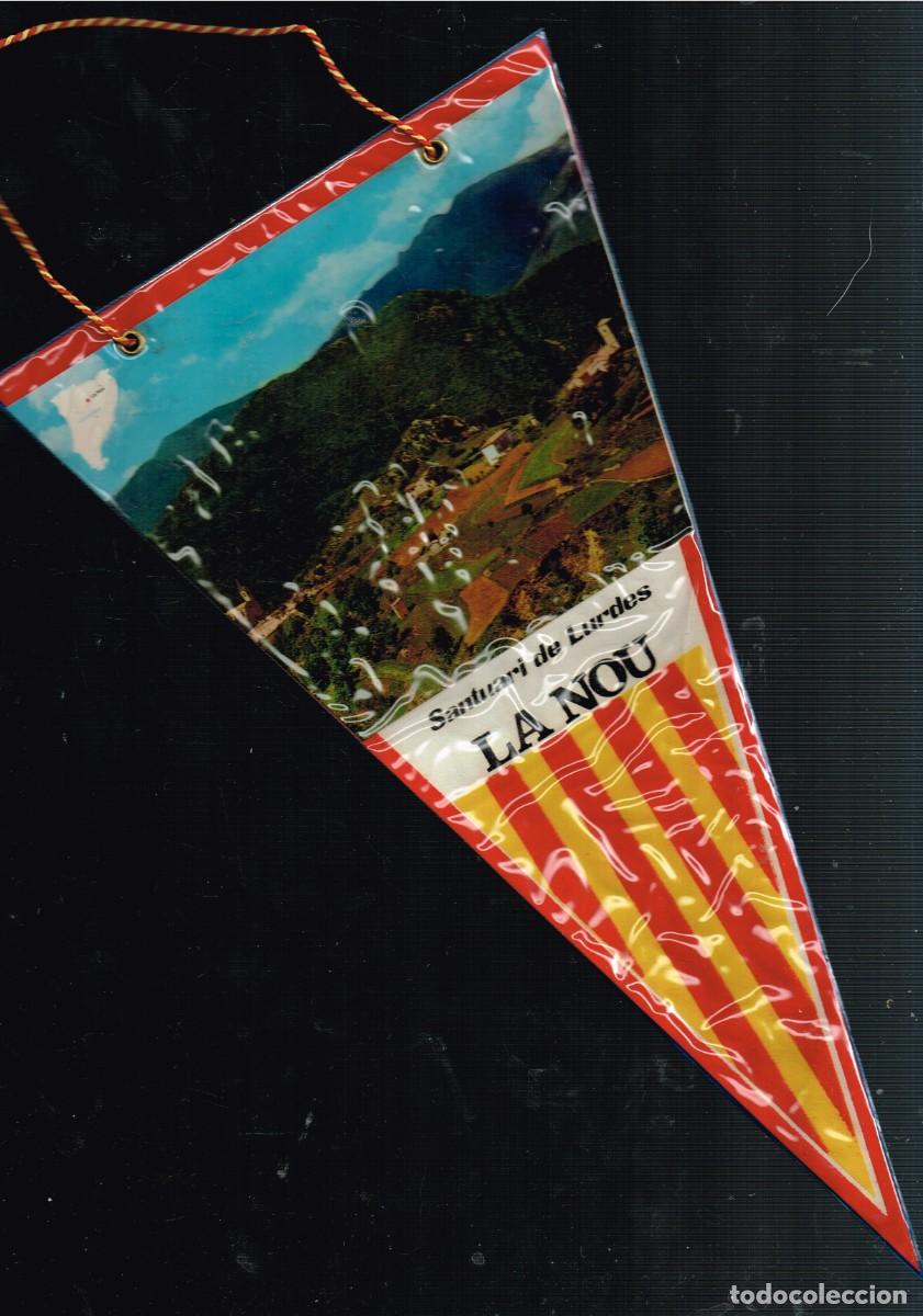 Fanions de collection: 60&acute;s ca. BANDER&Iacute;N PLASTIFICADO: LA NOU (ALT. 850 M.) SANTUARIO DE LURDES, ESCUDOS PROVINCIAS ESPA&Ntilde;A