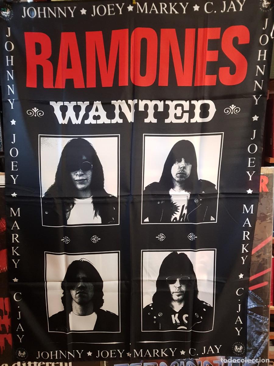 Sammlung von Wimpeln: BANDERA RAMONES /WANTED 98CMX140CM