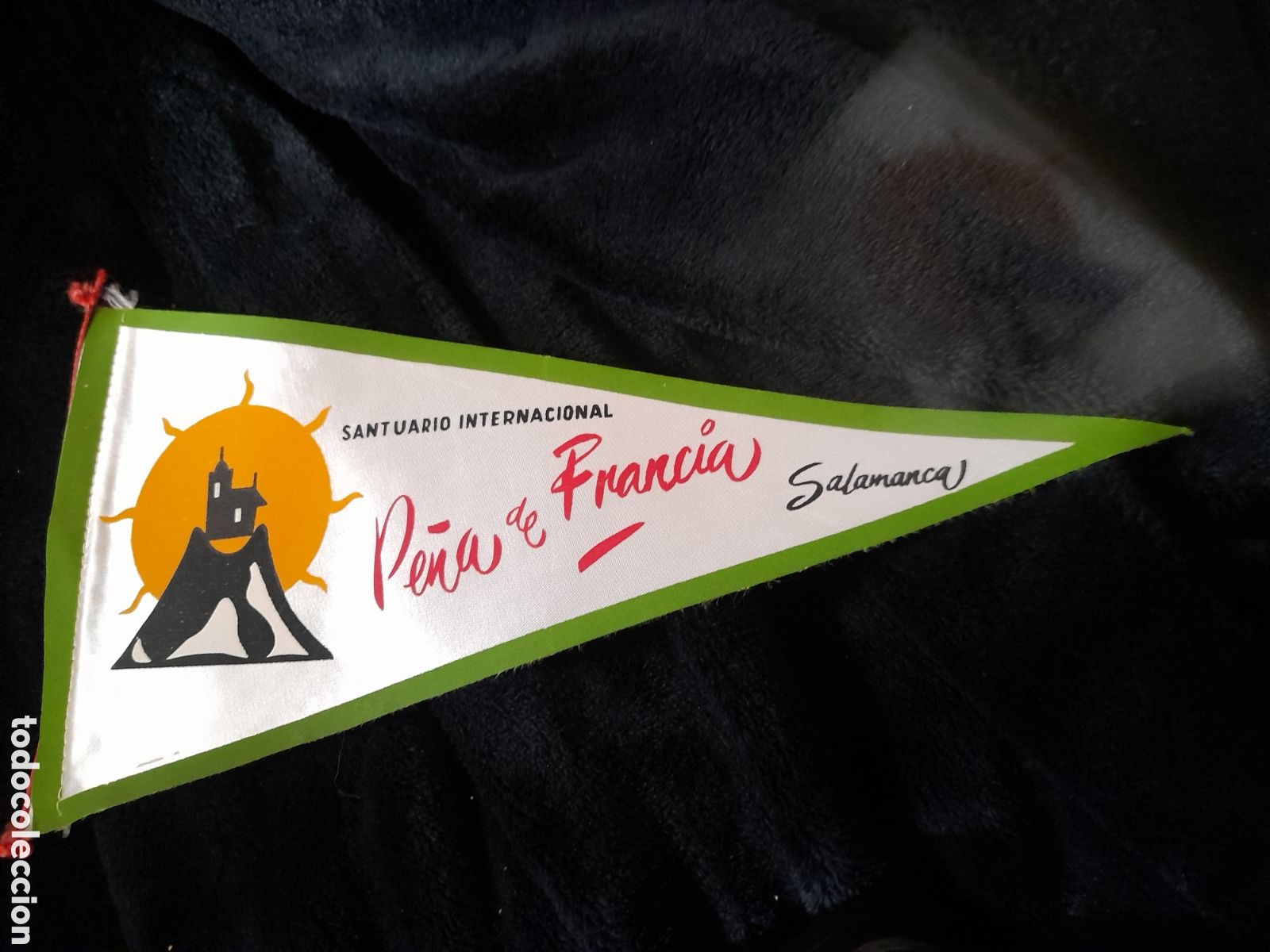 Sammlung von Wimpeln: Antiguo banderin, Santuario Internacional Pe&ntilde;a de Francia, Salamanca, mide 26,5 cm de altura