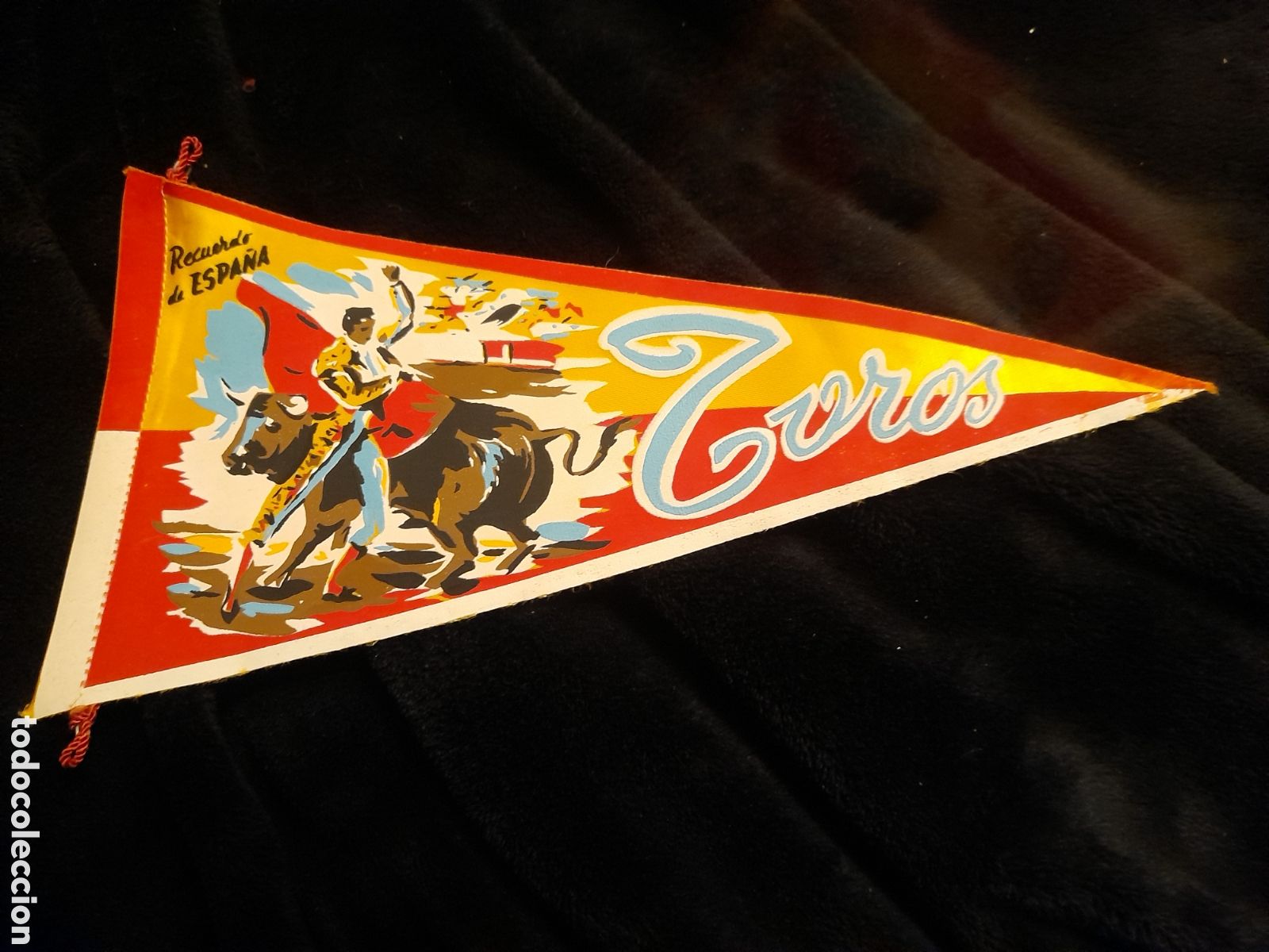 Fanions de collection: Antiguo banderin, Recuerdo de Espa&ntilde;a, Toros, mide 26 cm de altura