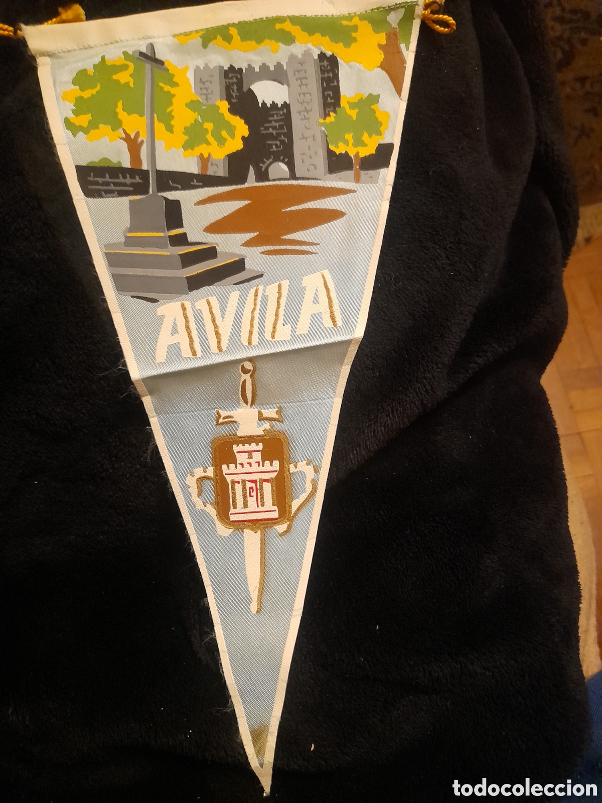 Bandierine di collezione: Antiguo banderin de &Aacute;vila, mide 27cm de alto