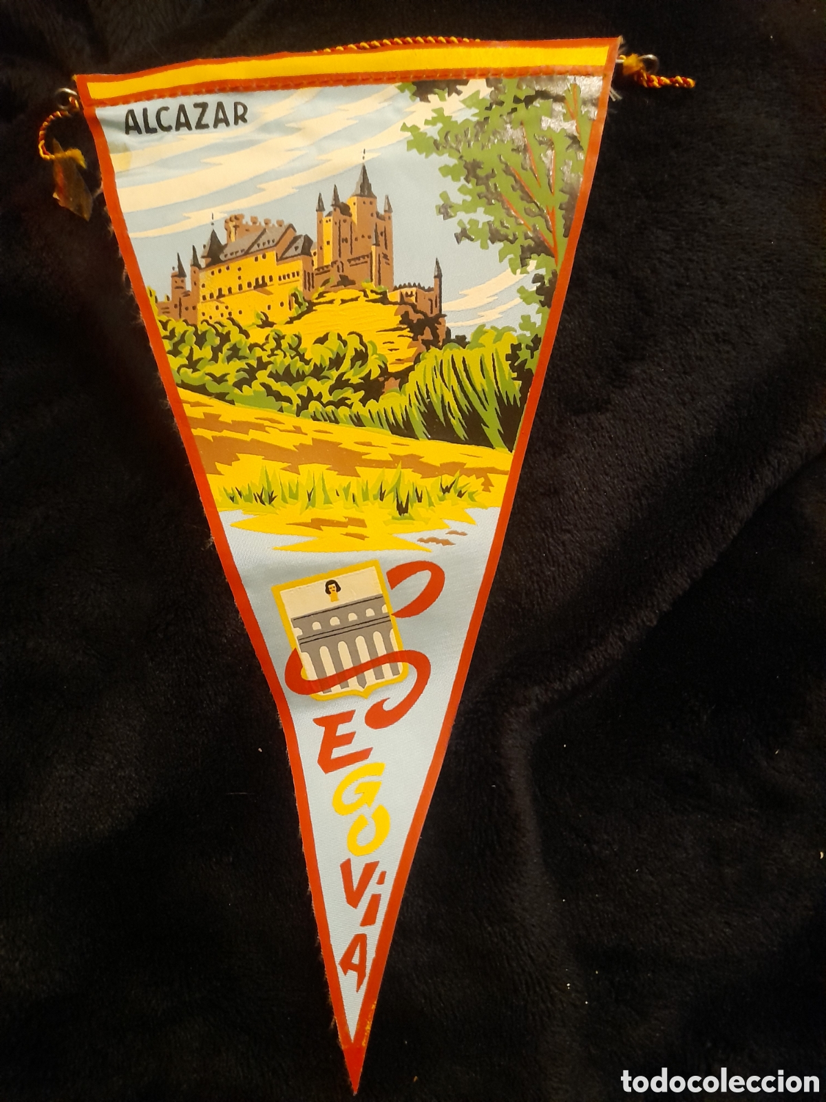 Bandierine di collezione: Antiguo banderin, Alc&aacute;zar de Segovia, mide 26 cm de altura