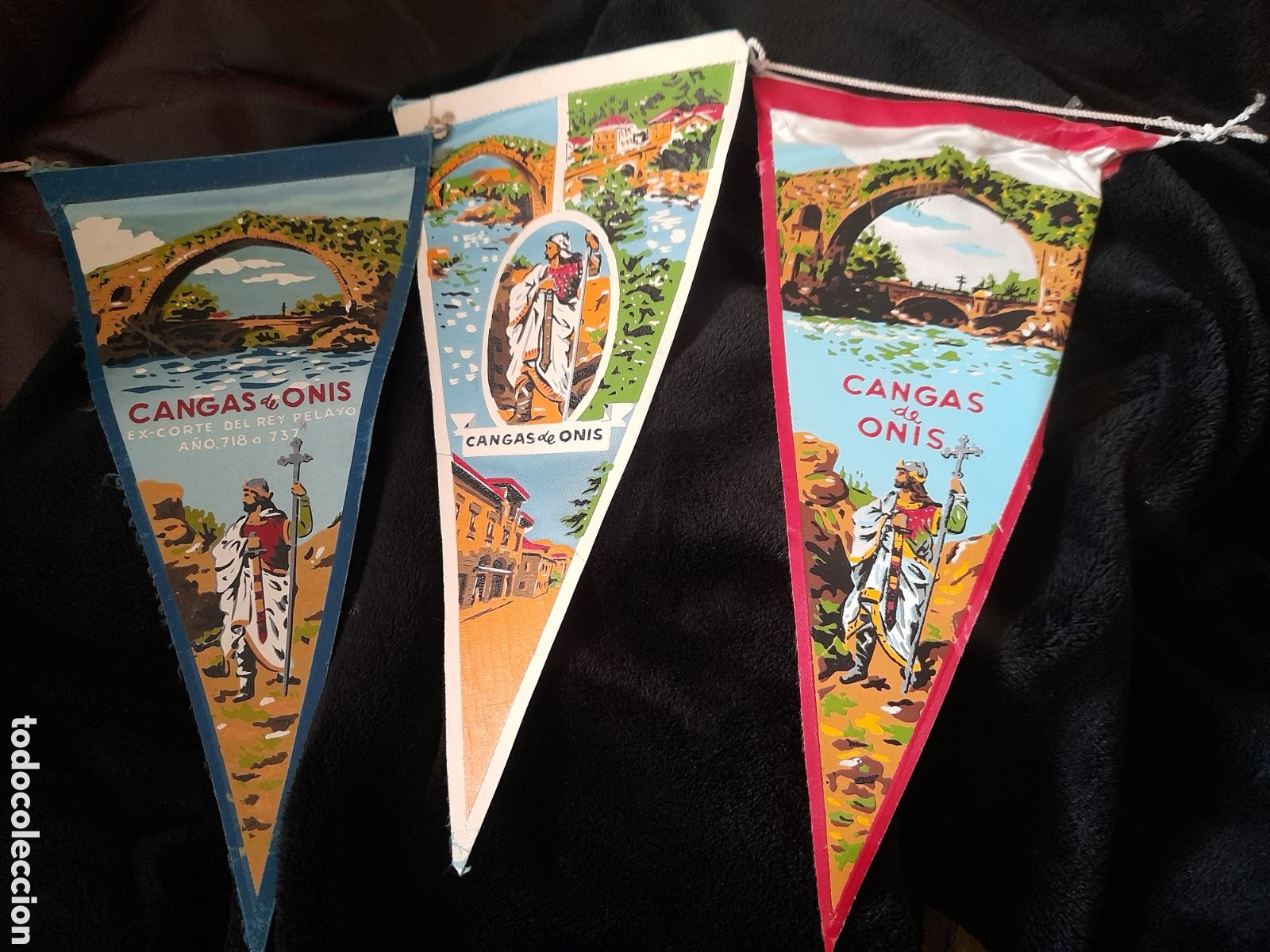 Sammlung von Wimpeln: Tres antiguos banderines de Cangas de Onis, 26 cm de altura