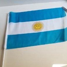 Banderines de colección: BANDERA ARGENTINA CON SOL PARA AUTO CON MASTIL. Lote 401568884