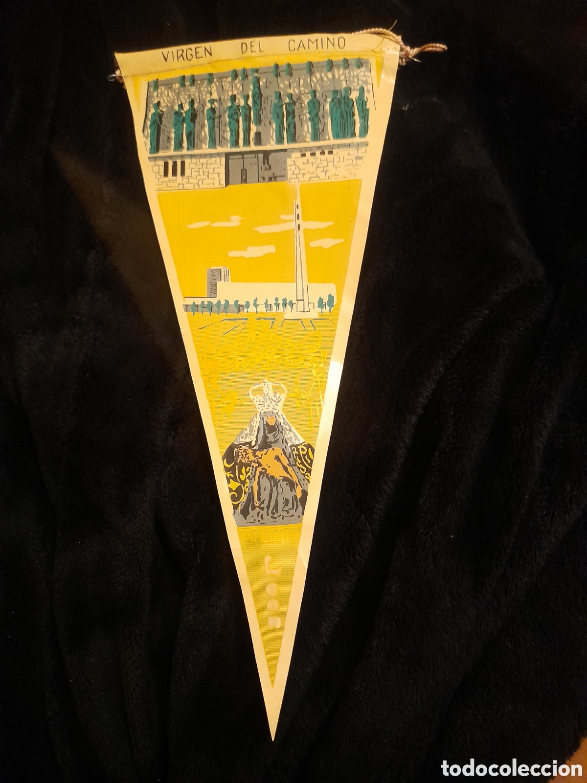 Bandierine di collezione: Antiguo banderin, Virgen del Camino, Le&oacute;n, mide 33 cm de altura